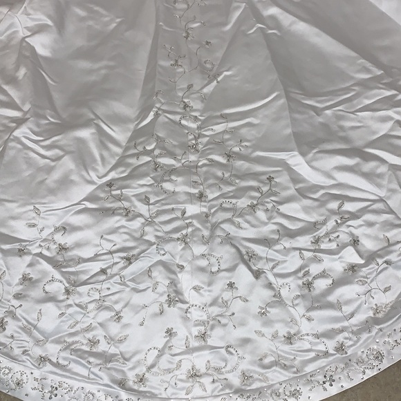 BONNY GORGEOUS SIZE 6 DETAILED WEDDING DRESS ALONG WITH A BEAUTIFUL VEIL - Picture 15 of 16